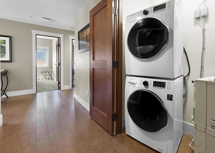 Sunset Ridge - Luxurious Corner Condo - Spectacular Mt Views With Open Pool!