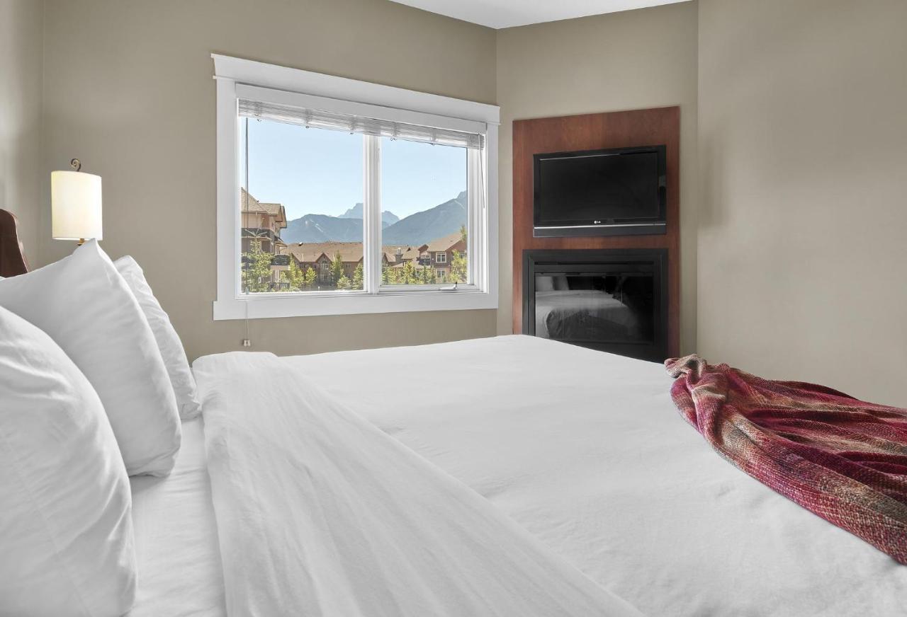 Sunset Ridge - Luxurious Corner - Spectacular Mt Views With Open Pool! Holiday home Canmore