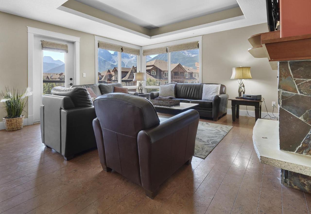 Holiday home Sunset Ridge - Luxurious Corner - Spectacular Mt Views With Open Pool! Canmore